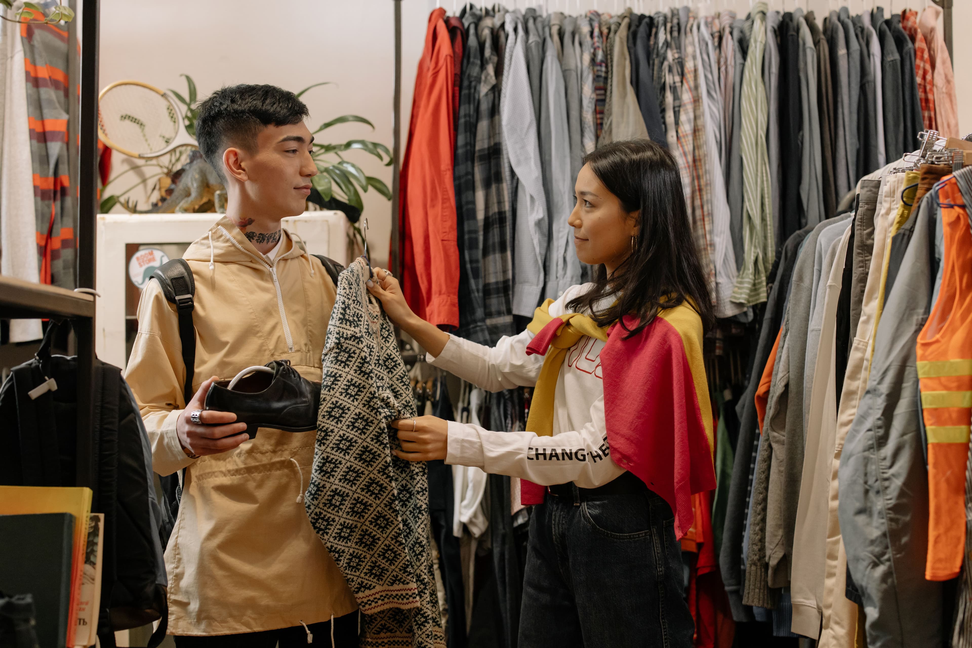 Clientes escolhendo roupas em uma loja.
